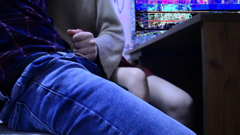 20th century of porn: Spolužák masturbuje mého ptáka pod stolem během lekce