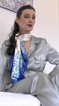 Annusare i piedi e masturbarsi in pantaloni! Lady Victoria Valente