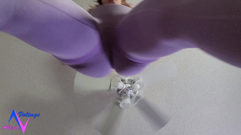 Alexa-Voltage: V podřepu v kalhotách na jógu