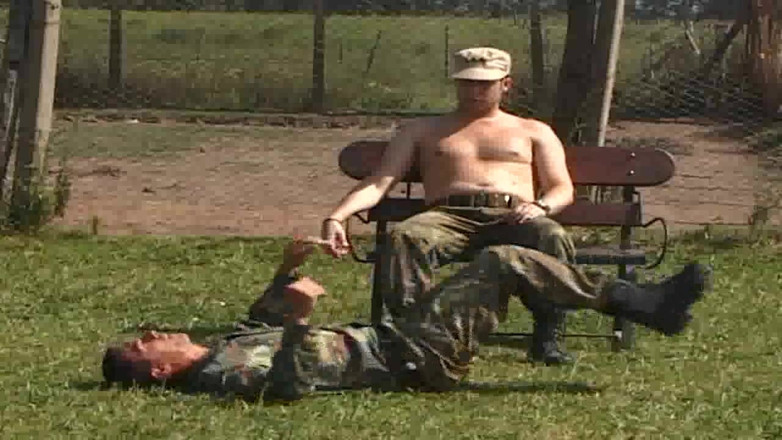 Straight fucking boy in uniform: Jebana przez 2 wojskowych na świeżym powietrzu