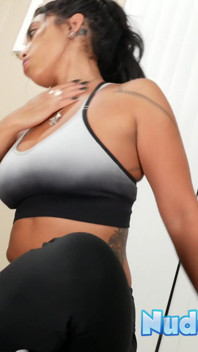 Apertada fit latina Amira Styles nua ioga e masturbação