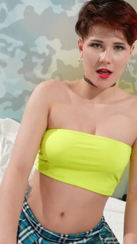 Napalona nastolatka GF Adalind Gray chce się joi podczas masturbacji