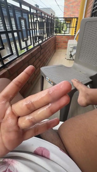 隣のバルコニーで濡れた膣を犯す