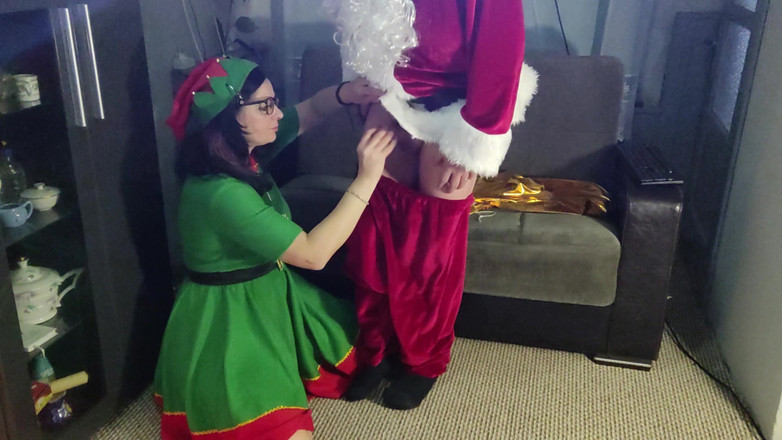 Toilet Mommy: Сексуальная горячая зрелая милфа сосет толстый член Санта-Клауса