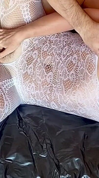 Orgasmo peloso di squirting anale in porno fatto in casa. Parte 2
