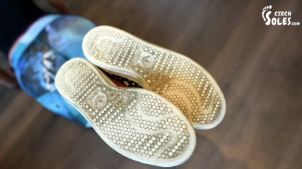 Czech Soles - foot fetish content: Sportif kızın terli ayakları ve güzel çorapları azdırıyor