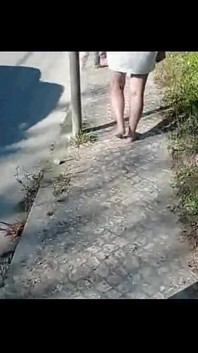 Moranguinho cammina a piedi nudi per strada - parte 1