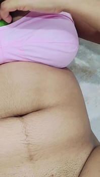 배다른 여동생의 보지와 엉덩이를 오이로 따먹는 의붓여구