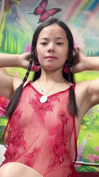 Hana Se Quita El Pelo Para Comenzar El Trabajo De Nuevo Día
