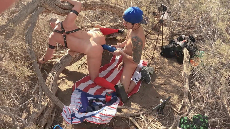 Latino4cumsluts: Fäusen und dildos in seinem klaffenden loch