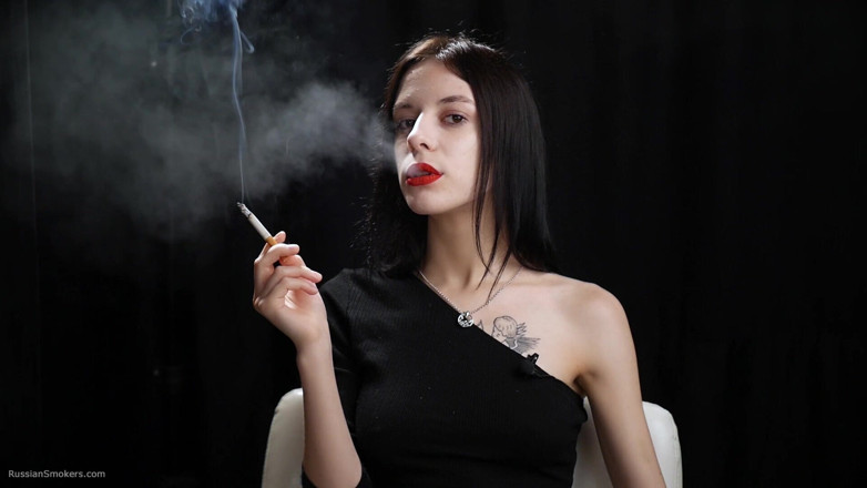 Russian Smokers: สาวผอมกําลังสูบบุหรี่สองแดง