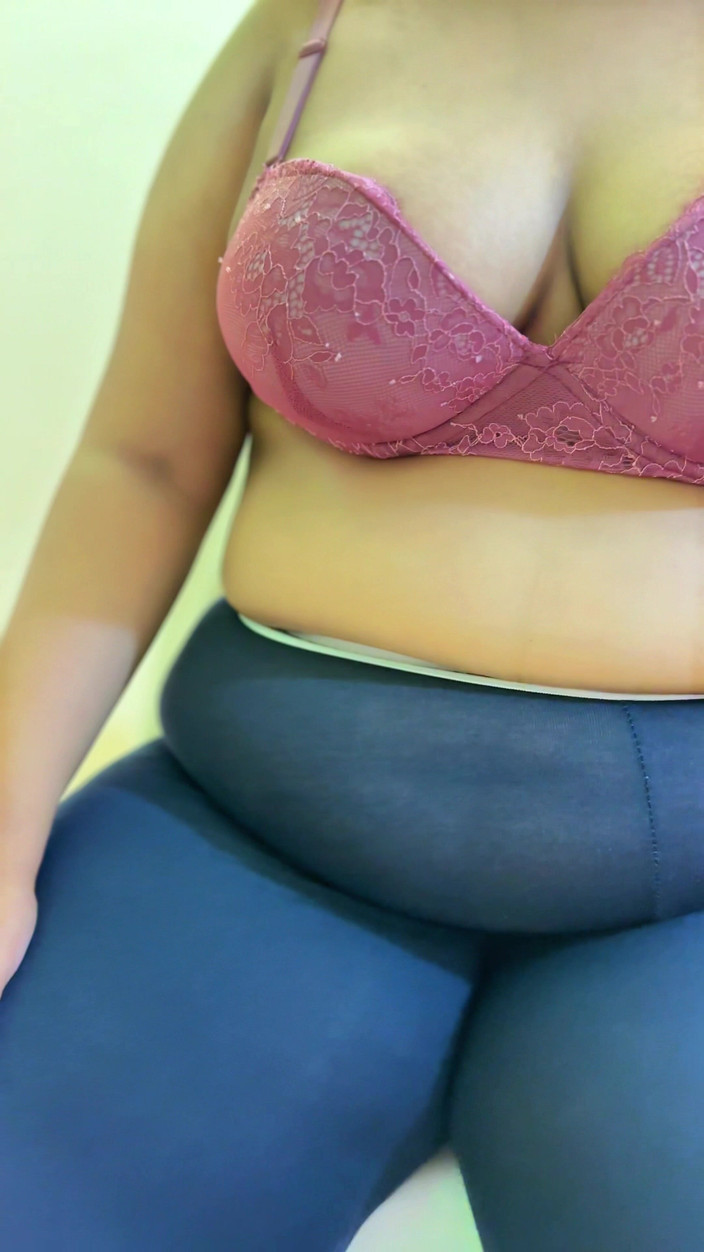 Aria Mia: 大きなお尻と大きな胸、椅子で興奮したラティーナの女の子、そして彼女はあなたにセックスを求めている!