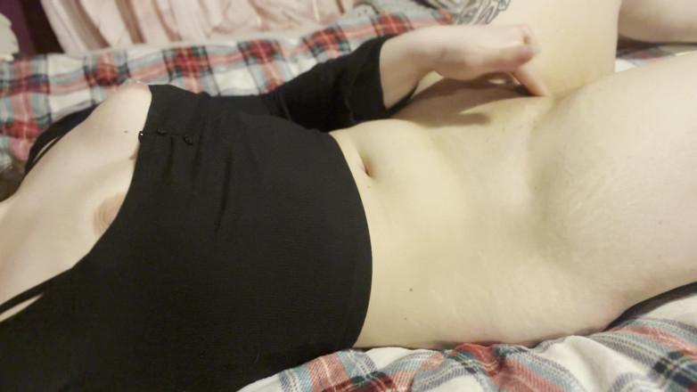 Naughty Vixen: Cọ xát âm vật của tôi thông qua chiếc quần lót ướt át...
