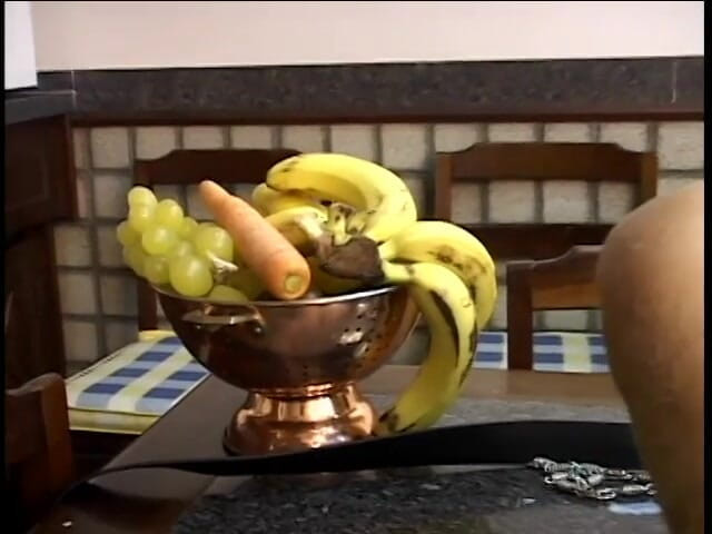 First Black Sexperience: Femeia latino are parte de banană băgată în pizda ei umedă