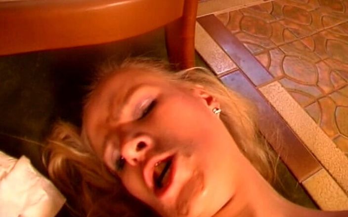 Deutsche Damen: En vild tysk blondin som får sina fuktiga hål knullade...
