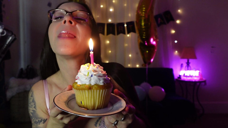 Raven Willow: Candlelight &amp; Cupcake Cravings