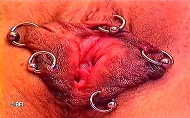 Hardcore Lovers: Gagică roșcată care își masturbează pizda cu piercing