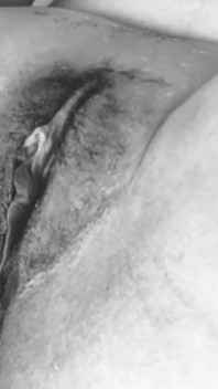 Pasierb filmuje i otrzymuje wideo chrzestnej masturbacji Mega Dildo w jej cipce - Andressa Castro