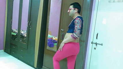 Cute & Nude Crossdresser: Lief mietje travestiet femboy Lieve lolly in een topje met...
