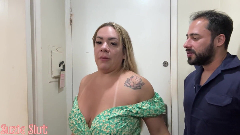 Suzie Hard Anal: Nakal MILF Menawarkan Seks Dubur Kepada Juruteknik Internet Untuk Membayar...