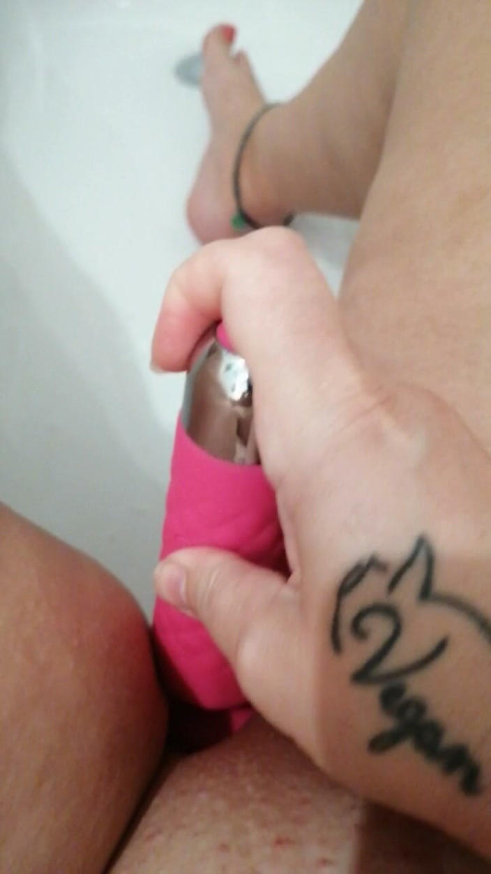 Kitty Queen: Olgun orta yaşlı seksi kadın kitty queen vibratörüyle banyoda - gerçek...
