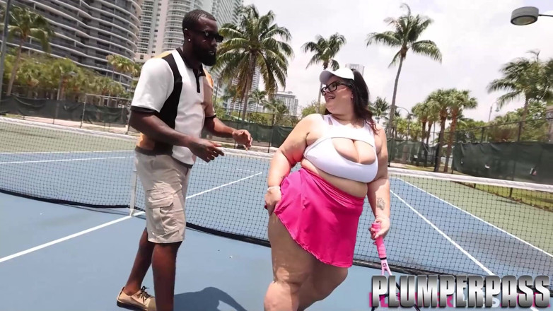 Plumper pass: Mollige Luna Lark neemt grote zwarte lul-ballen na het tennis