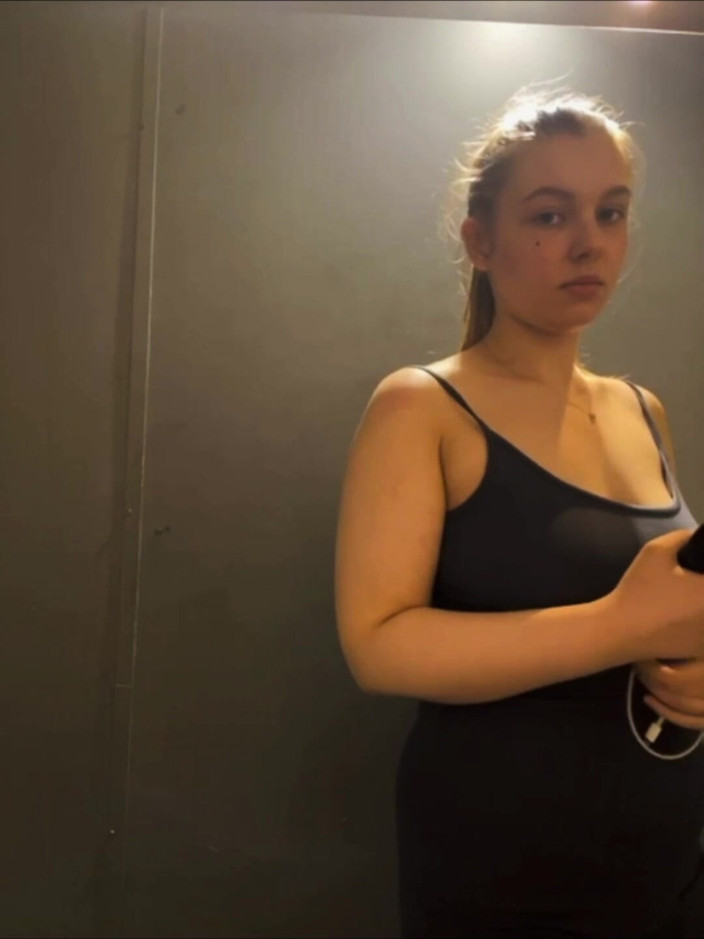 JuiceLussie: Public Anal Squirt