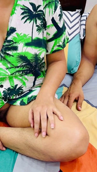 व्यस्त सौतेली बहन अपने सौतेले भाई को उसके निर्माण में मदद करती है