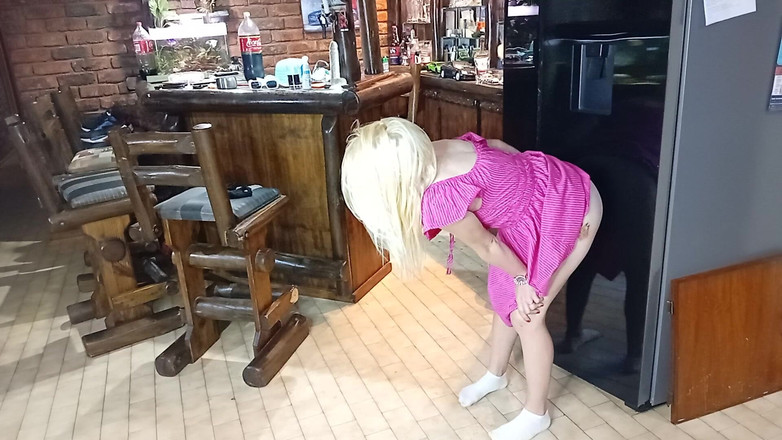 18blondteen: Ich ficke den kühlschrank, während mein freund zuschaut