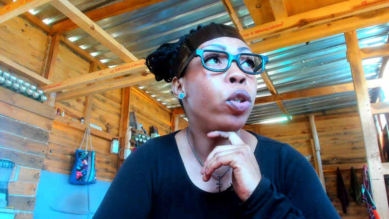 AnalEbony: Рольова гра, інопланетна жінка з великою дупою приземляється на землі...