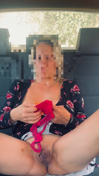 Vacío El Condón De Un Plan Sexual En El Coño De Mi Puta En Mi Coche