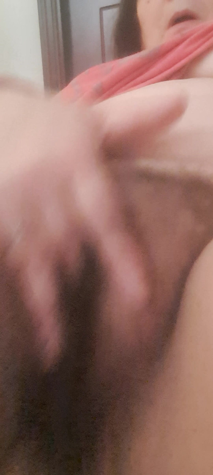 Mommy big hairy pussy: Une maman excitée exhibe son corps et sa chatte est...