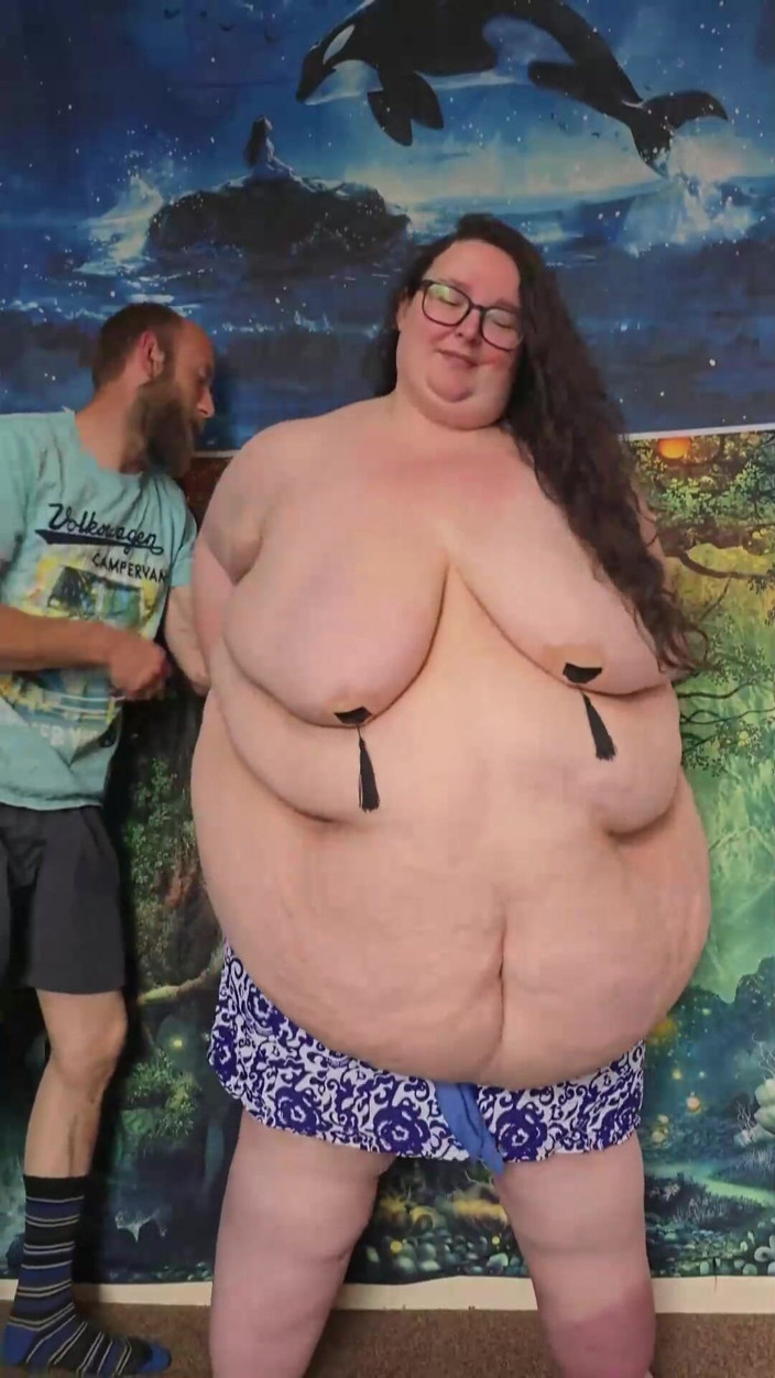 SSBBWLadyBrads: Ssbbw recebe ajuda para se encaixar em traje de natação...