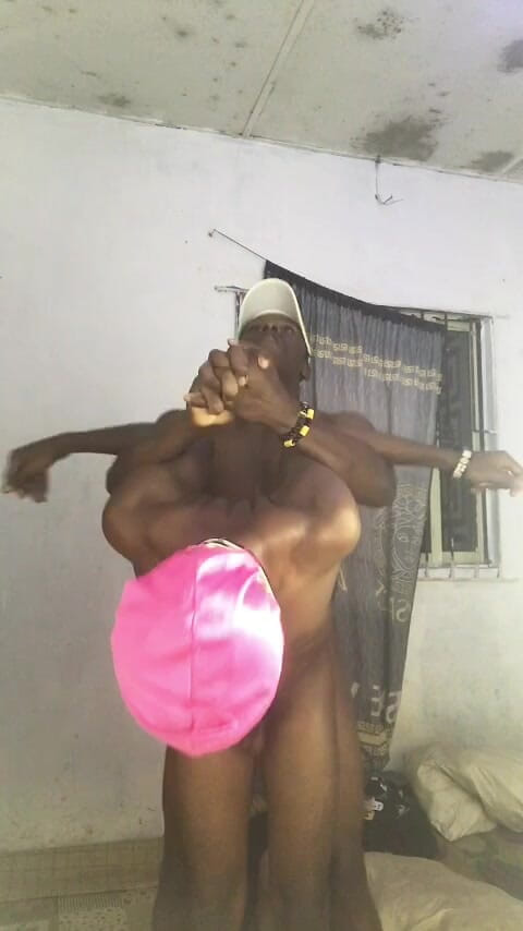 Africans men: हावी टॉप वाली एक ट्विंक को इतनी जोर से चोदती है कि वह ऊपर से भाग रहा था