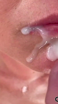 Mamada cuando mira mi porno en la computadora portátil con mucho semen