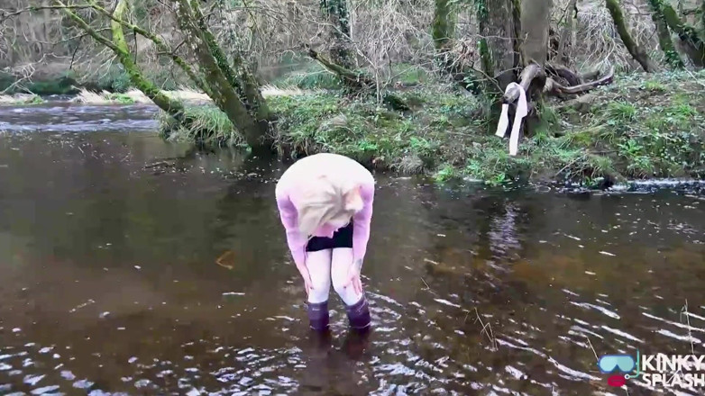 UKCuteGirl Lucy Lauren: Secretária de meias brancas encharcadas em waders que deram errado