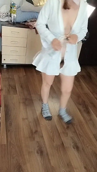 Amatérská Žena Se Baví Zkoušením Oblečení a Stříháním Je.