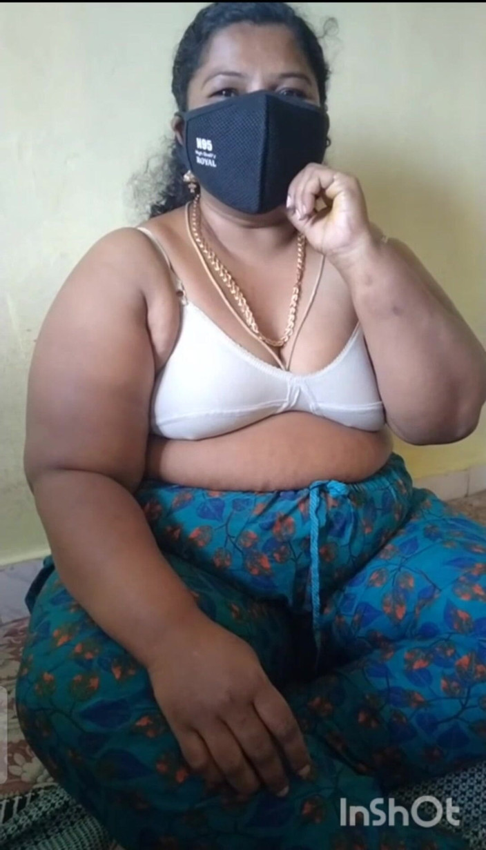 Priya aunty: tamil ganv ki aanti gandi baat kar rahi hai nad...