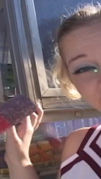 Versaute schätzchen, szene-2_sexy teen mit großen stiefeln genießt den schwanz des eiscrememanns