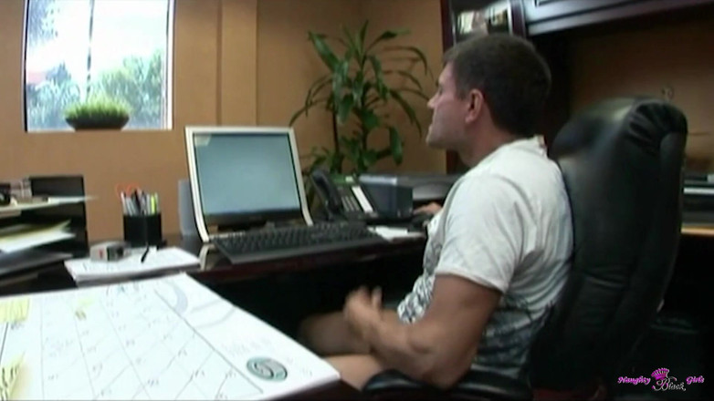 Naughty Black Girls: Собеседование на работу идет от хорошего к отличному, когда мисс сочная стягивает ее штаны