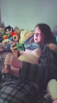 Trans-meisje masturbeert tot porno