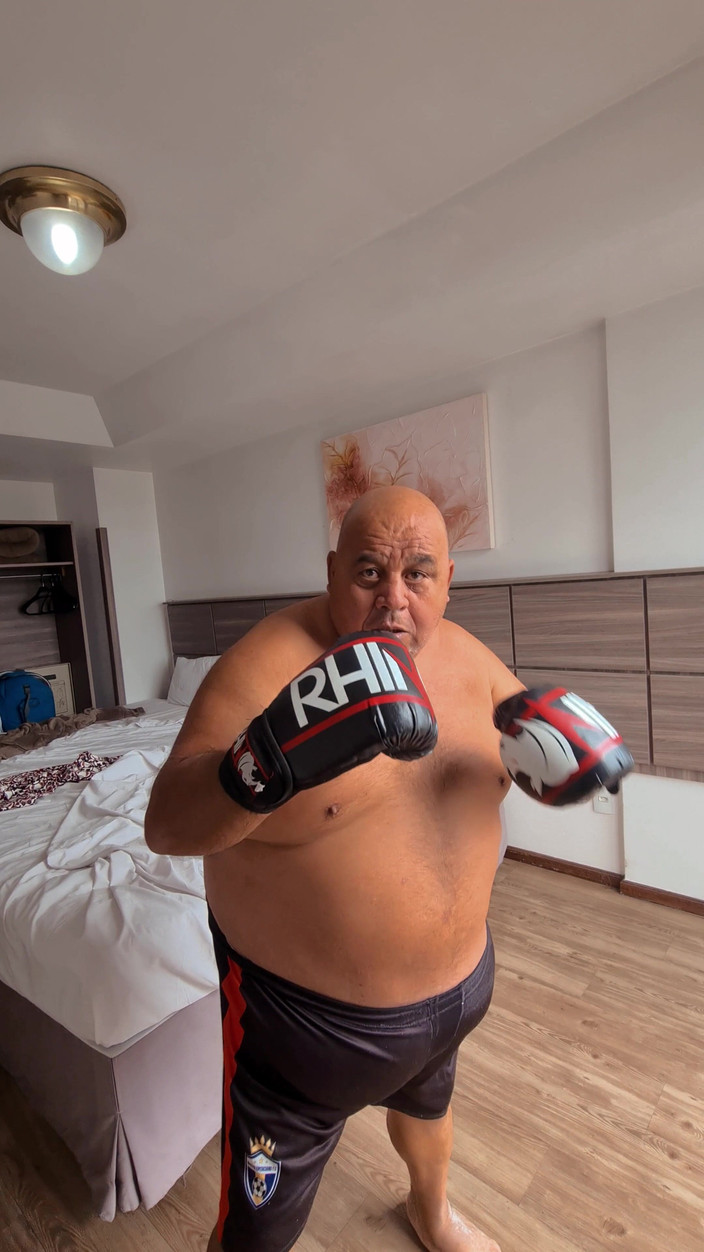 Punchbagplz: (em primeiro plano) Desafio imbatível: Brigando Com Olhão vs Você