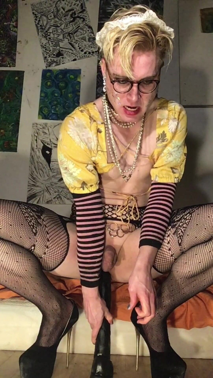 Sissy Cindy Slut: Słaba uległa maminsynek Jes Brinch jest dziwką uwagi!