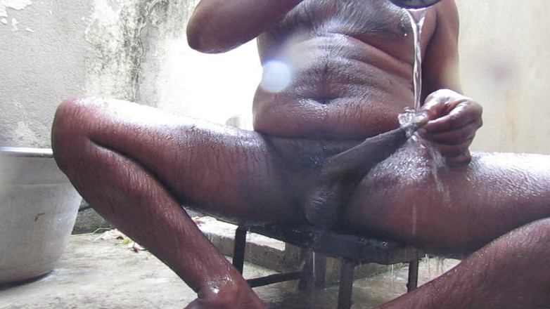 Tamil x cock: Zralý sexy muž se koupe a vymazá chlupy na péru
