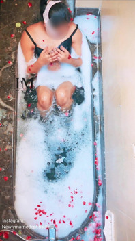Istri hot sama orang asing di bak mandi