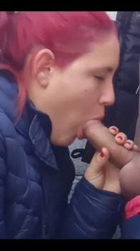 Chica roja me da una mamada de polla hasta que obtiene mi leche
