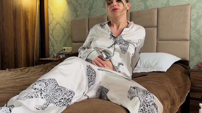Mrs Peachesxx: Ignoring Farts in Front of You | Smell My Farts