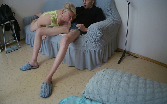 Zona901: Stiefmutter mit tiefer kehle lutscht schwanz und schluckt dickes sperma