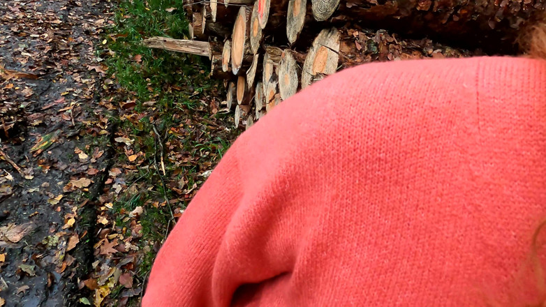 Bouncy Tits Action: Nackte Pralle Brüste Schlagen Am Holzstapel
