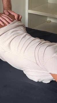 La mora riccia latina con un grosso culo perfetto si gode il sesso dietro le quinte dopo il servizio fotografico